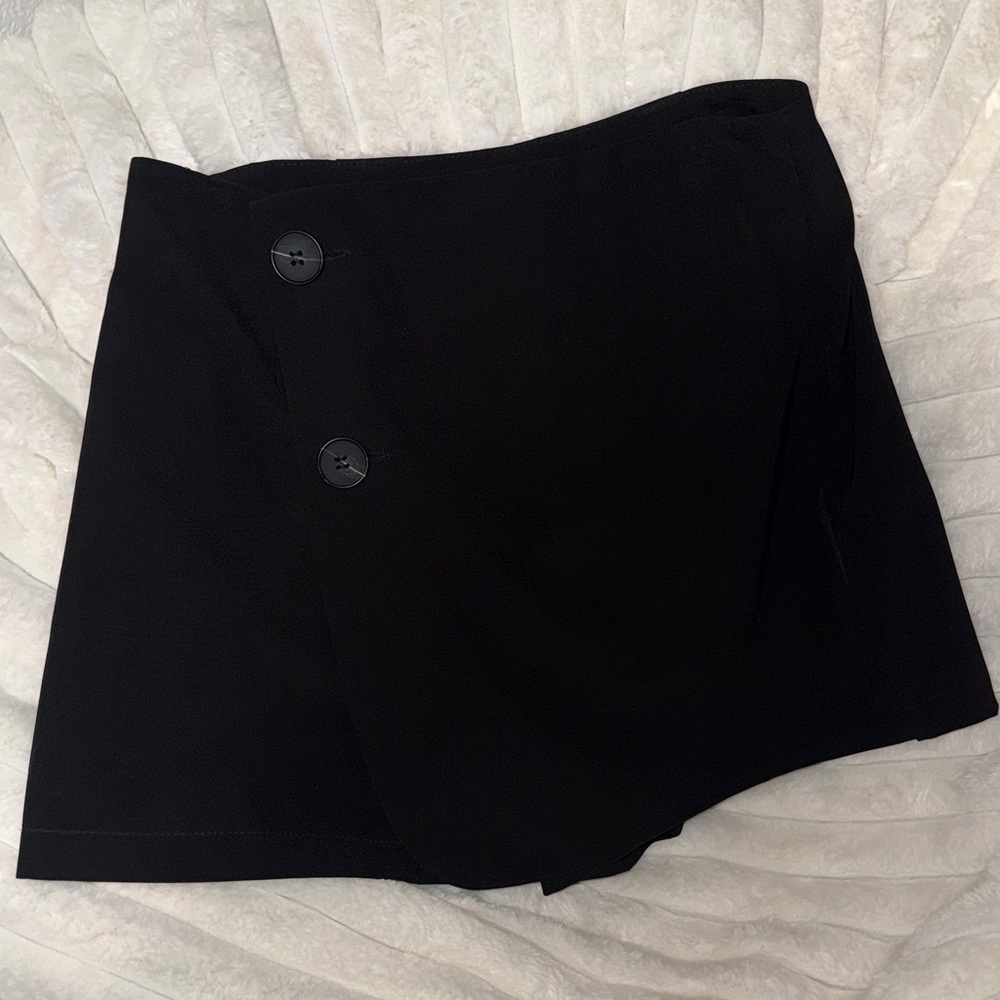Lulu's Elegant Black Skort with Button Accents